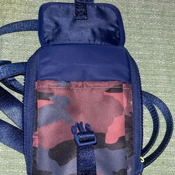 Lululemon Athletica Unisex  Camouflage Zip Top Crossbody Bag - Blue & Brown EUC - Picture 15 of 16